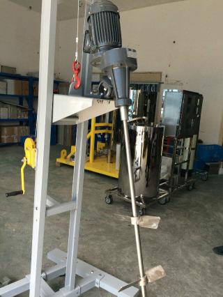 鋁合金材質(zhì)，外形美觀，結(jié)構(gòu)輕巧，操作移動簡便。