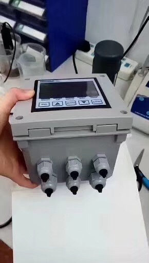 是一款適用于需要同時監控多個參數的復雜應用場合的多參數儀表，具有獨立的比例控制輸出，兩路可調 頻率輸出，RS485串行接口（MODBUS協議），三個繼電器輸出，探頭質量顯示和數據記錄功能