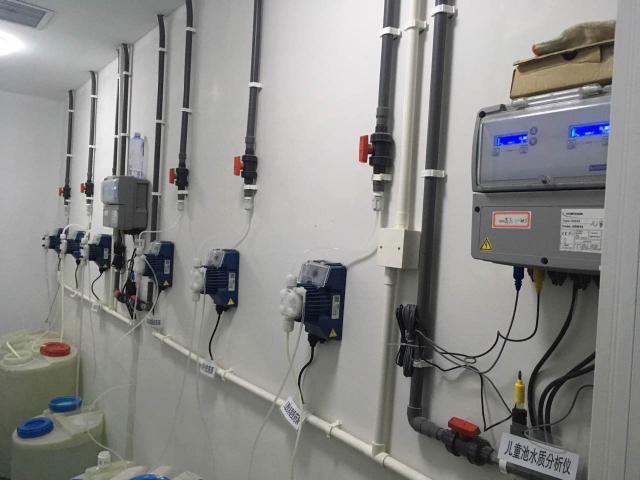 包含：PH測試儀，ORP測試儀，余氯測試儀，濁度測量儀，溫度等測量參數(shù)顯示儀表  三臺或者四臺加藥計量泵可選，投加絮凝劑計量泵， 加酸計量泵，加氯計量泵和除藻劑加藥泵。