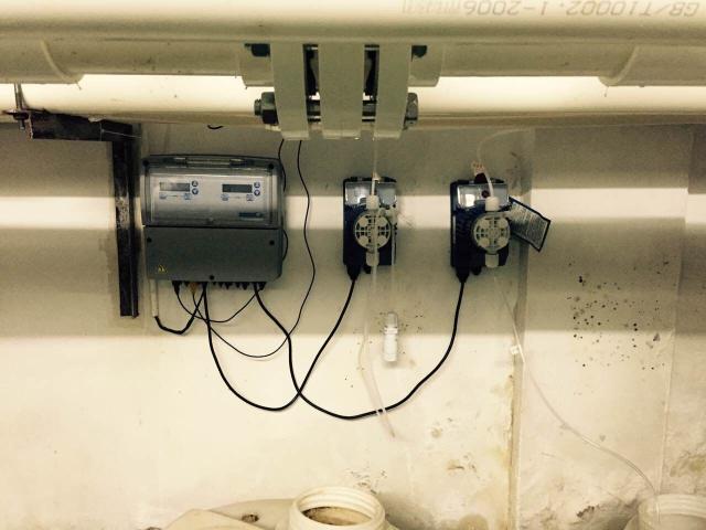 PH測試儀，ORP測試儀，余氯測試儀，濁度測量儀，溫度等測量參數(shù)顯示儀表  三臺或者四臺加藥計量泵可選，投加絮凝劑計量泵， 加酸計量泵，加氯計量泵和除藻劑加藥泵